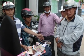 Dùng vé số giả trúng thưởng lừa người bán vé số dạo