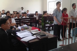 Vụ Kiểm sát viên đi du lịch với nạn nhân: Tòa tuyên mỗi bị cáo 5 năm tù 