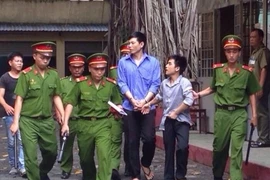 Truy sát đến tận nhà vệ sinh bằng xà beng đâm xuyên cửa