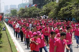 5.000 tình nguyện viên nhảy flashmob trước cổng viện huyết học