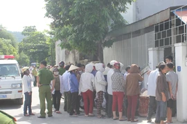 Bàng hoàng người mẹ trẻ treo cổ cùng con thơ chết bất thường