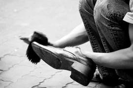 Hà Nội: Đánh một đôi giày ‘chém’ cả… triệu đồng