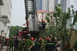 Hà Nội: Cháy lớn tại chung cư hàng chục tầng 