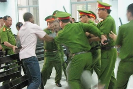 Bị hoãn xử, 2 ông Tây ‘quậy’ tưng bừng tòa án