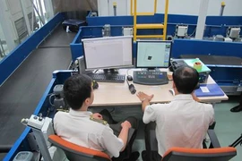 Phạt 7,5 triệu đồng nhân viên sân bay lấy điện thoại của khách
