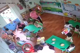 Xuất hiện clip bé 16 tháng tuổi bị bảo mẫu bạo hành vì ăn chậm