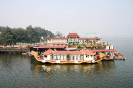 Chùm ảnh: Du thuyền Hồ Tây trước ngày di rời