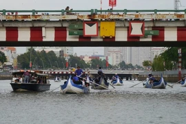 Tour du ngoạn kênh Nhiêu Lộc bị vướng... ống nước