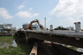Họp báo quyết định ‘số phận’ cầu Đúc trăm tuổi ở Long An