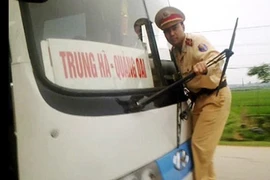 Diễn đàn: Bạn nghĩ gì về việc CSGT nhảy lên nắp capô?