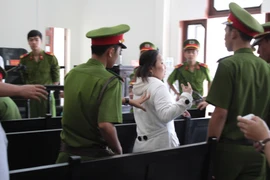 Bị gây rối, đại diện Tân Hiệp Phát phải nhờ cảnh sát hộ tống ra xe