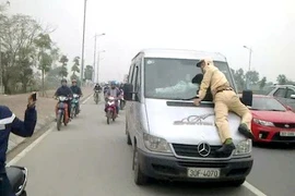 'Tài xế cố tình tông mà không nhảy lên capo thì tiêu mạng à?'