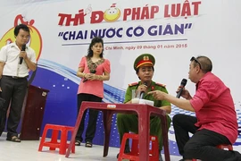 Tưng bừng thi đố pháp luật: Cách hành xử khi gặp ‘Chai nước có... gián’