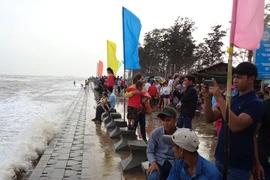 Tắm biển Ba Động, hai thanh thiếu niên bị sóng cuốn mất tích