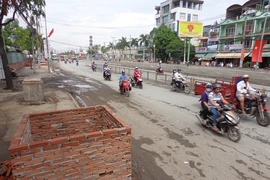 Chùm ảnh: Hồi hộp nhà trồi, sụt sau nâng đường