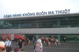 Sân bay Buôn Ma Thuột tê liệt vì hỏng đường băng