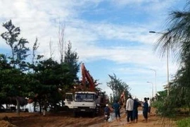 Vỡ đê bao khai thác titan, hàng trăm ngàn khối cát vùi lấp đường lộ