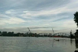 Lắp thành công ba nhịp cho cầu Ghềnh mới