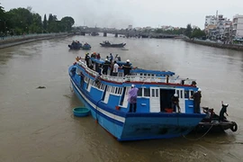 Giải cứu thành công con tàu mắc kẹt dưới cầu Lê Hồng Phong