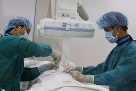 Bơm… xi măng để điều trị bệnh xẹp đốt sống