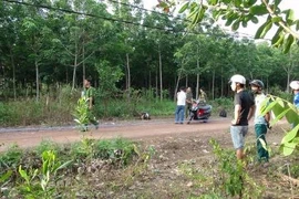 Nam thanh niên tử vong trong tư thế ngồi bất thường bên đường