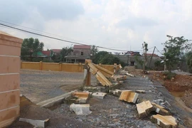 Chợ mới xây chưa đưa vào sử dụng thì bị lũ đánh sập 
