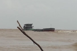 Bàn phương án cứu hộ tàu 1.000 tấn mắc cạn do lũ