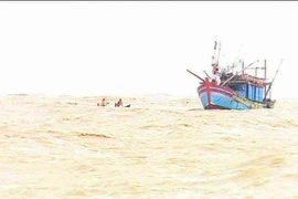 Cứu thành công 6 thuyền viên bị lật tàu trên biển