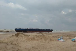 3 thuyền viên lênh đênh trên tàu chết máy ngoài biển