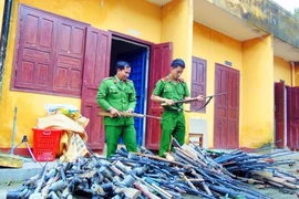 Quảng Nam: Người dân giao nộp gần 200 khẩu súng tự chế