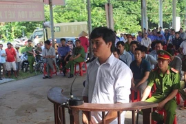 Xô 3 dân quân xuống sông rồi lái tàu bỏ chạy