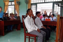 Đề nghị miễn hình phạt 2 nông dân nhận hối lộ