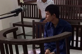 Đuổi khách về không được, xách dao chém