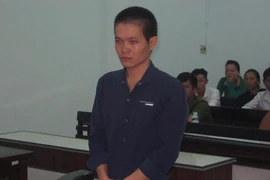 Vợ tử vong vì cú phóng dao oan nghiệt của chồng