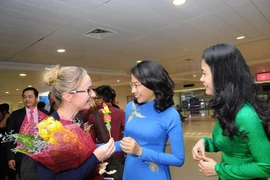 Không trang trí băng rôn khi đón khách nước ngoài 