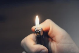 Bị ảo giác, bật lửa đốt xe tải đậu bên đường
