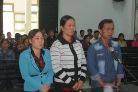 Đi tù vì hùa nhau ném trứng thối vào công an