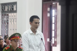 Chồng hờ giết vợ rồi ôm con nhỏ tự thú lãnh án chung thân