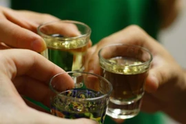 Cùng nhau uống rượu, anh đâm chết em ruột