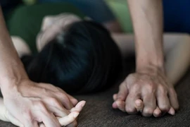 Thiếu niên say rượu hiếp dâm cô hàng xóm không thành