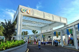 Người dân xếp hàng để được mua vé buýt đường sông