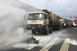 Va chạm ôtô, xe máy bốc cháy