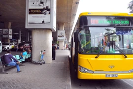 Người dân ra sân bay được đi buýt miễn phí