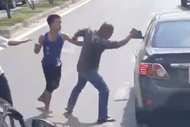 Sau va chạm, dàn ô tô giữa đường tỉ võ 