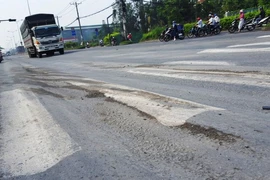 Nguy hiểm từ tuyến đường lún lên lún xuống