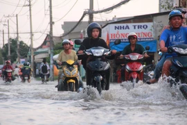 Triều cường mới 'lấp ló', dân đã khổ sở