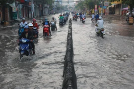 Kêu trời với con đường sáng hóa sông, trưa mù mịt bụi