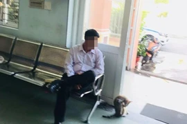 Bị dừng xe, đưa thẻ công an giả xin bỏ qua