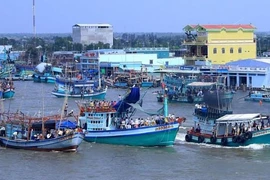 Thuyền ra vào bến thủy nội địa thông qua tin nhắn SMS