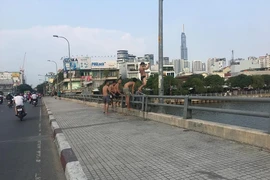 Trẻ em nhảy cầu, tắm kênh Nhiêu Lộc: Nguy hiểm!
